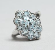 A SILVER AND AQUAMARINE RING.