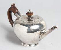 A VERY GOOD GEORGE I SILVER BATCHELOR'S TEA POT with wooden handle and knop. London 1726, maker