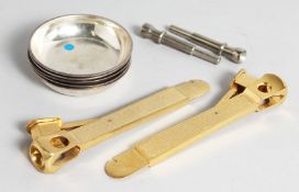 A SET OF SIX SMALL CIRCULAR ASHTRAYS AND A PAIR OF GILT CIGAR CUTTERS.