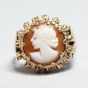A 9CT GOLD CAMEO RING.