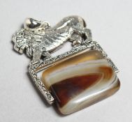 A SILVER AGATE SET PENDANT