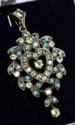 A GOOD 9CT GOLD PERIDOT AND OPAL PENDANT.