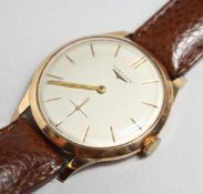 A GENTLEMAN'S LONGINES 18CT GOLD WRISTWATCH, with champagne dial, button numerals and subsidiary