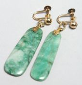 A PAIR OF JADE AND GOLD PENDANT EARRINGS.