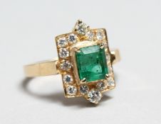 AN 18CT GOLD, DIAMOND AND EMERALD RING.