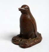 A SMALL JAPANESE BRONZE PENGUIN, 2ins high.