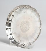AN EARLY 18TH CENTRUY POSSIBLY, LATE 17TH CENTURY SILVER CIRCULAR STRAWBERRY DISH with wood handle
