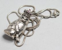 A SILVER CROWNED CAT PENDANT AND CHAIN.