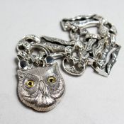 A SILVER AND AGATE OWL PADLOCK BRACELET.