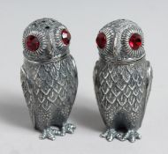 A PAIR OF 800 WHITE METAL OWL SALTS AND PEPPERS.