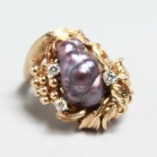 A GOLD, DIAMOND AND BAROQUE PEARL RING.