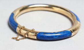 A 14CT GOLD AND LAPIS BANGLE, 2.75ins diameter.