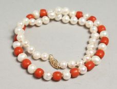 A 14CT GOLD CORAL AND PEARL NECKLACE.