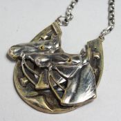 A SILVER PENDANT AND CHAIN, TWO HORSES AND HORSE SHOE.