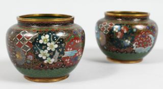 A SMALL PAIR OF JAPANESE CLOISONNE ENAMEL BOWLS.