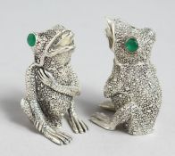 A PAIR OF .925 SILVER PLATED GREEN EYE FROG SALT AND PEPPERS.