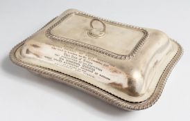 A GEORGE IVTH SILVER ENTRÉE DISH COVER AND HANDLE with gadrooned edge, London 1839. Maker