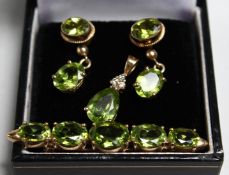 A GOOD PERIDOT SET 9CT BROOCH AND 2 PAIRS OF EARRINGS.