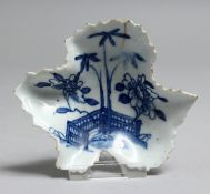 AN 18TH CENTURY BOW EARLY LEAF SHAPED PICKLE DISH painted with a fence and bamboo trees, workman's