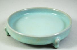 A CHINESE RU WARE TRIPOD DISH, 14cm diameter.