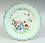 A CHINESE FAMILLE ROSE PORCELAIN PLATE, painted with a cockerel, 23cm diameter.