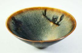 A CHINESE JIZHOU WARE POTTERY BOWL, 16cm diameter.