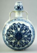 A CHINESE BLUE AND WHITE PORCELAIN TWIN HANDLE MOON FLASK, 30cm high.