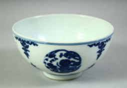 A CHINESE BLUE AND WHITE PORCELAIN BOWL, 14.5cm diameter.