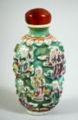 A CHINESE PORCELAIN SNUFF BOTTLE AND STOPPER.