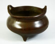 A SMALL CHINESE BRONZE CENSER, 10cm diameter.