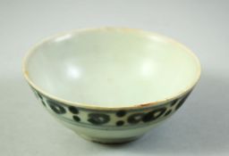 A SMALL CHINESE BLUE AND WHITE PORCELAIN BOWL, 10.5cm diameter.