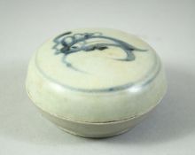 A CHINESE BLUE AND WHITE PORCELAIN CIRCULAR BOX AND COVER, 8cm diameter.