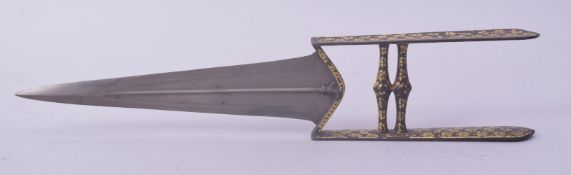 A FINE 18TH CENTURY NORTH INDIAN MUGHAL GOLD INLAID KATAR DAGGER, 39cm long.
