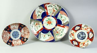 A LARGE JAPANESE IMARI PORCELAIN CHARGER, 40cm diameter, together with an imari dish and an imari