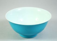 A CHINESE TURQUOISE GLAZE PORCELAIN BOWL, with four character mark to base, 14.5cm diameter.