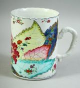 AN 18TH CENTURY CHINESE EXPORT PORCELAIN TOBACCO LEAF TANKARD, 14cm high.