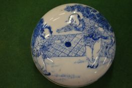 A Chinese blue and white circular box and cover.