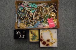 A collection of bijouterie.