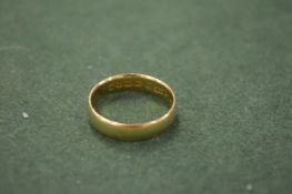 An 18ct gold wedding band.