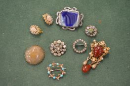 Various jewellery.