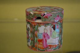 A small Canton circular box and cover.