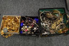 A good collection of bijouterie.