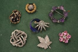 Various brooches.