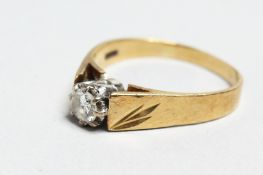 AN 18CT GOLD SOLITAIRE DIAMOND RING.