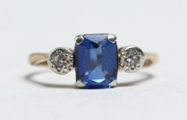 AN 18CT GOLD SAPPHIRE AND DIAMOND RING.