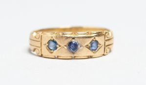AN EDWARDIAN 18CT. GOLD AND SAPPHIRE THREE STONE RING.