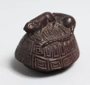 A SMALL RAT AND TORTOISE WOOD NETSUKE, 1.5ins