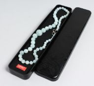 A GRADUATED AQUAMARINE BEAD NECKLACE.