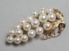 AN 18CT GOLD AND PEARL BROOCH.
