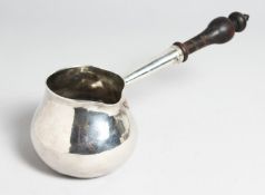 A RARE WILLIAM III BRANDY PAN . 3.75ins diameter, with turned wood handle. London 1699. Maker Philip